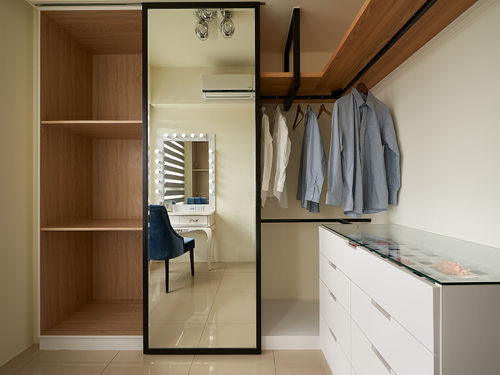 Con muchas zonas para colgar  Diseño de armario pequeño, Diseño de armario  para dormitorio, Diseño de closet