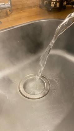 Verta água quente sobre o sal