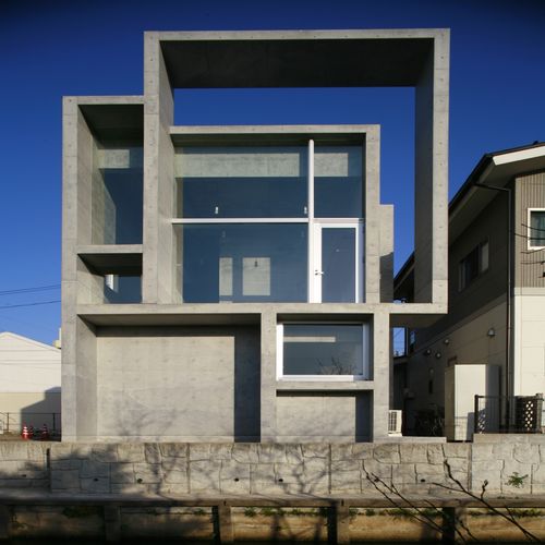 幾何学的なデザインがお洒落 川沿いに建つコンクリート住宅 Homify 幾何学的なデザインがお洒落 川沿いに建つコンクリート住宅 Homify