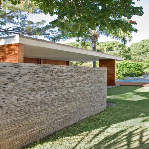 Muro De Pedra Natural De Uma Casa Mórbida Num Jardim Imagem de Stock -  Imagem de bloco, macro: 156773925