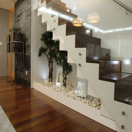 Una escalera para el baño que hace las veces de estantería  Diseño de  escalera, Decoración de unas, Diseño de escaleras
