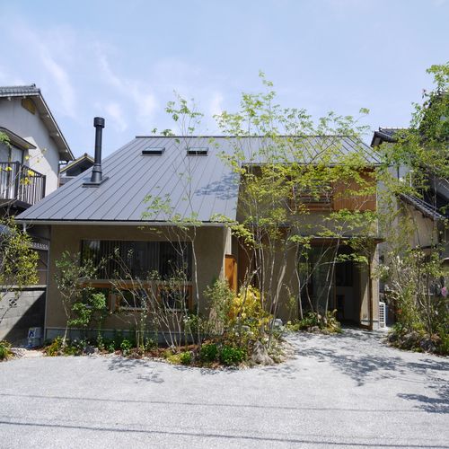 強い個性を生み出す5軒の大屋根の家 Homify