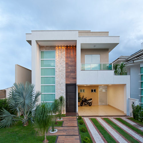 Imagem de arquitetura de uma casa, detalhes da porta com pequena grade.