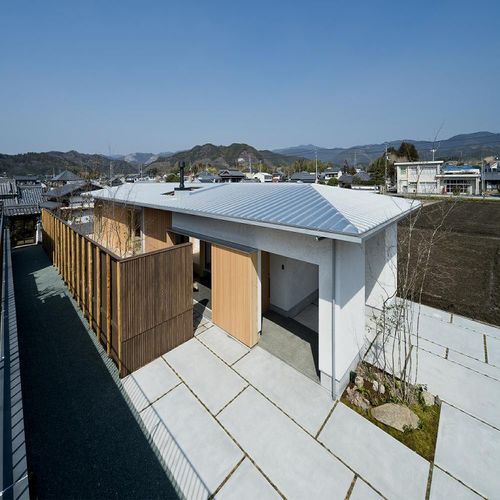 土間と庭のある和モダンな平屋の家 Homify