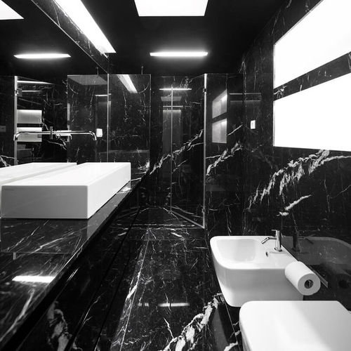 Decoração da casa de banho em preto, fotografias e fotos