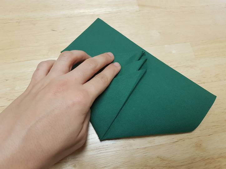 DIY: Cómo hacer un árbolito de Navidad con un servilleta de papel | homify