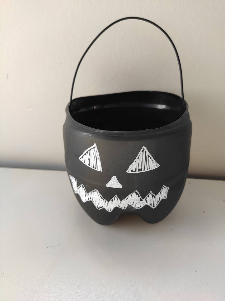 Para o caldeirão DIY: desenhe uma cara assustadora