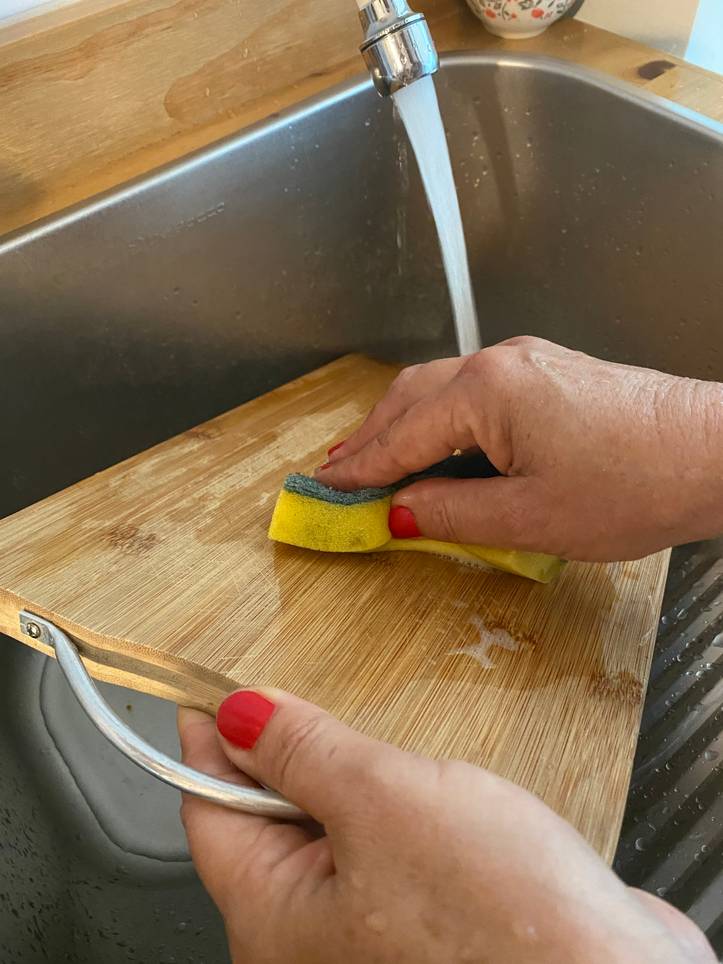 El truco para mantener limpias tus tablas de cortar