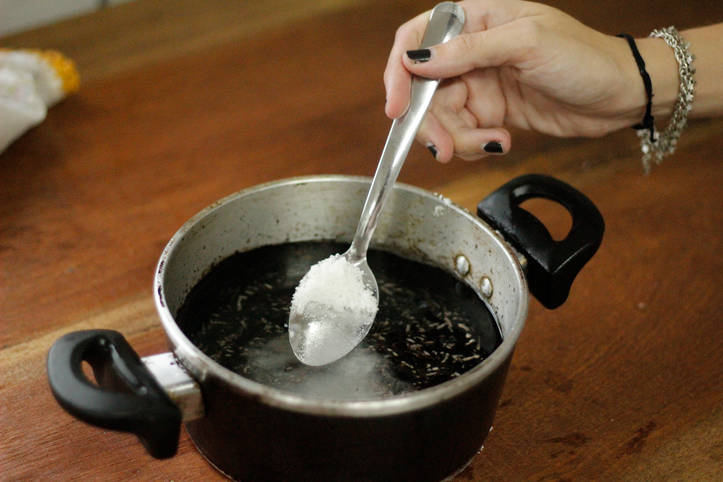 3 formas de limpiar una olla quemada usando bicarbonato