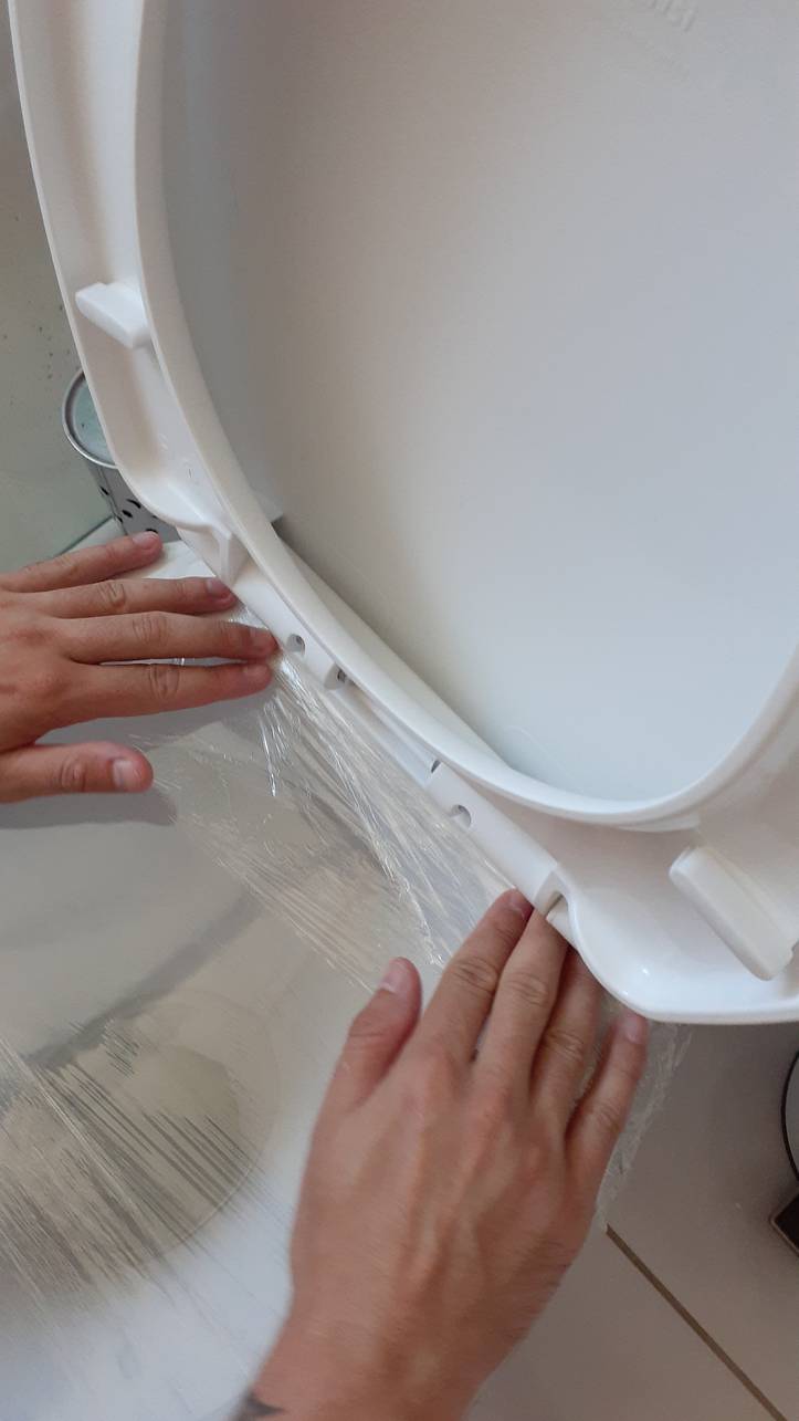 Cómo desatascar un inodoro sin mancharse un solo dedo