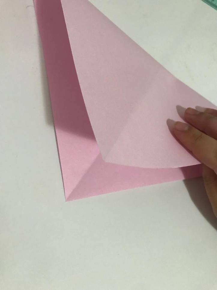 Como fazer um moinho de vento de papel. 