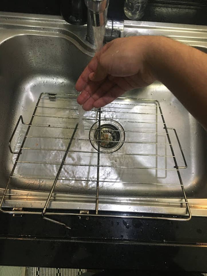 Hoje mostramos-te como limpar o tabuleiro do forno com uma simples pas