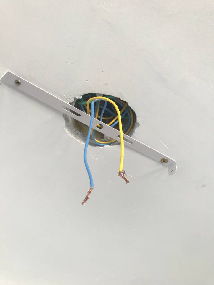 Cómo conectar los cables de una lámpara de techo