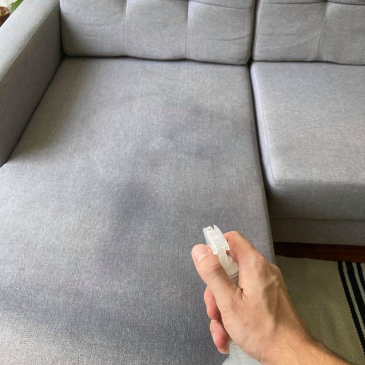 Come pulire un divano macchiato: guida completa