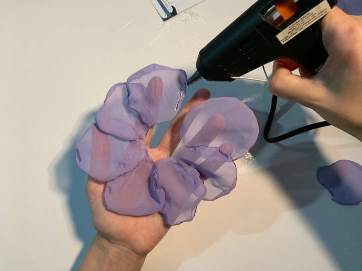 Como hacer una flor de tela con truco! How to make a fabric flower