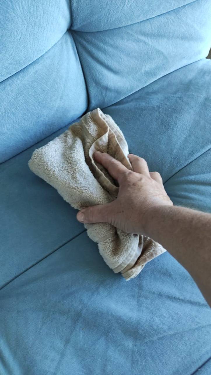 Pulizia del divano in microfibra in 9 modi