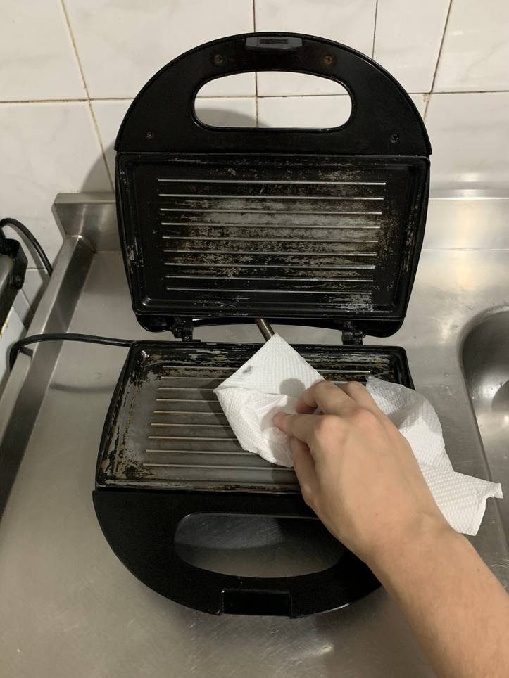 Cómo limpiar un tostador y una sandwichera