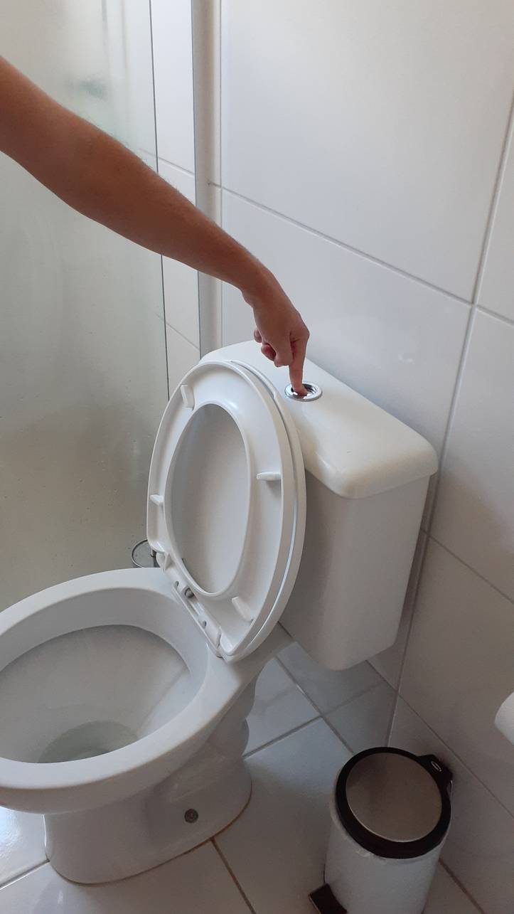 Voici comment déboucher une toilette sans ventouse
