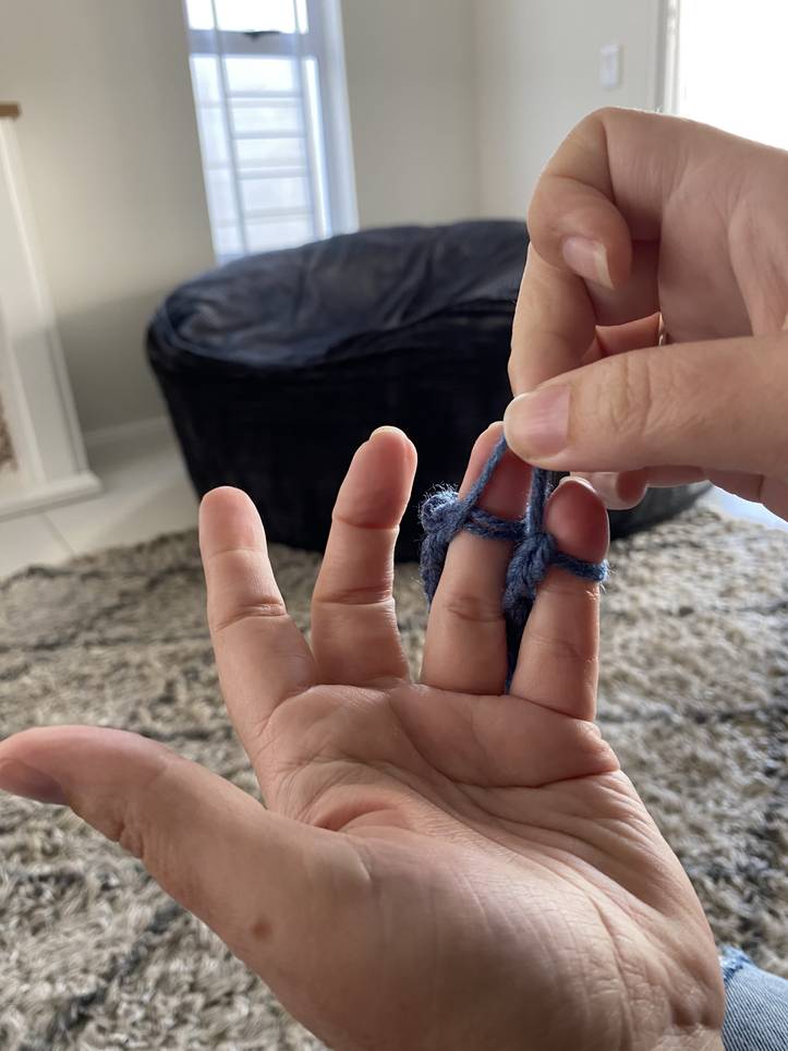 Stricken ohne Nadeln mit den Fingern