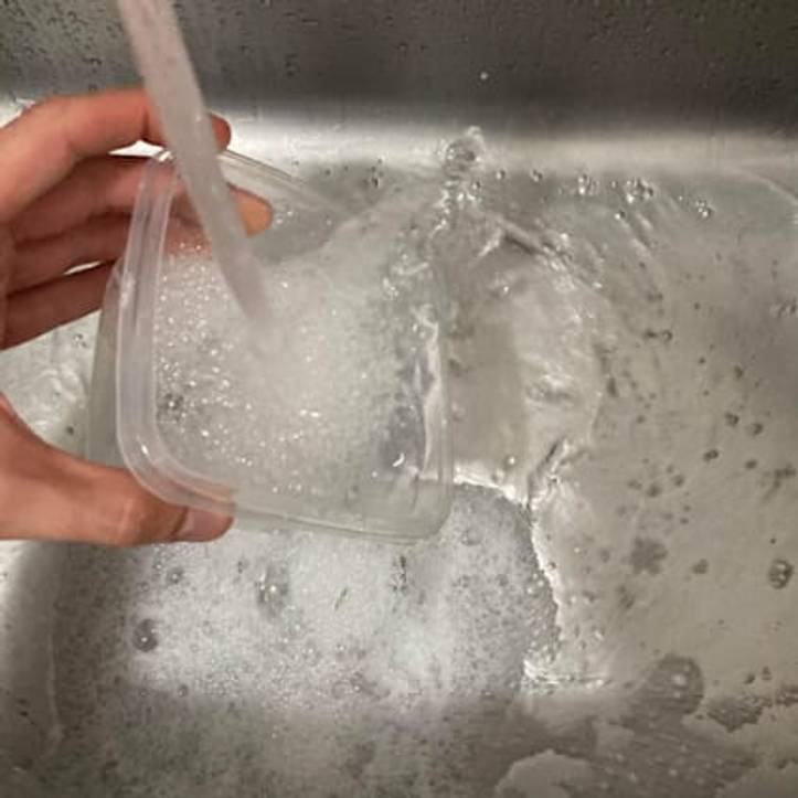 Así puedes quitarle el mal olor a tus recipientes de plásticos donde  guardas comida