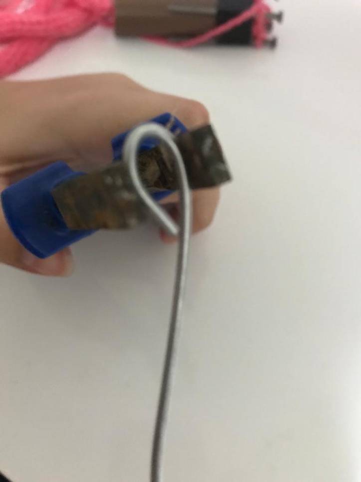 Etape 5 : enfiler le tricotin sur le fil électrique