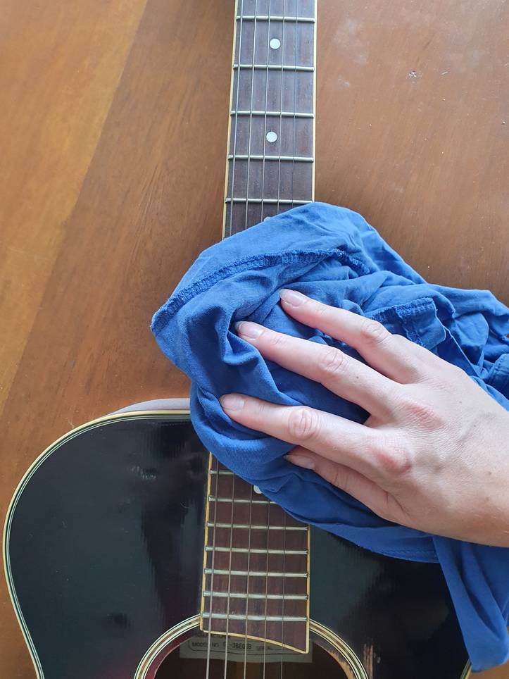 Cómo limpiar las cuerdas de la guitarra eléctrica