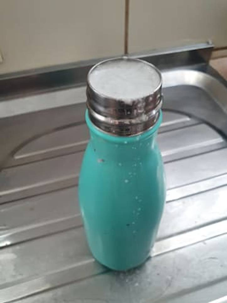 3 trucos caseros fáciles e infalibles para limpiar la botella de agua  reutilizable, ¡adiós cal y mal olor!