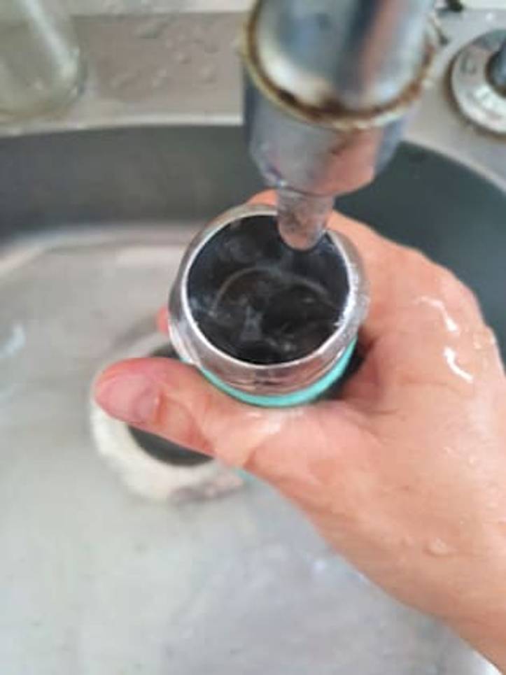 Ocho trucos para limpiar por dentro una botella de agua reutilizable