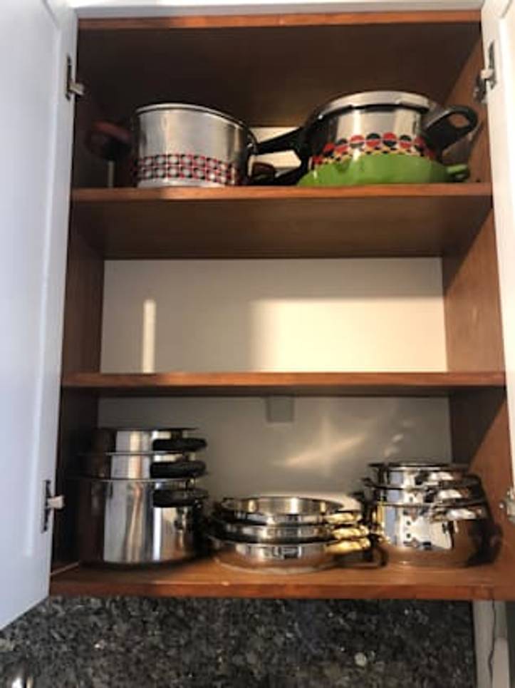 Organiza tus ollas y sartenes en una cocina pequeña