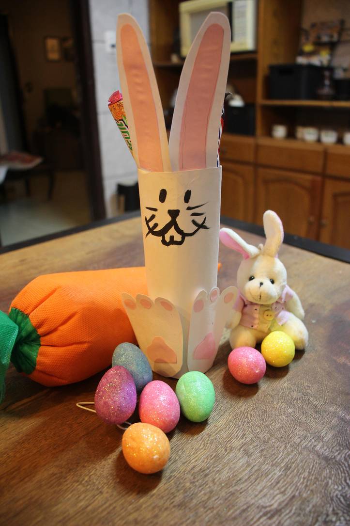 Coelhinhos da páscoa feitos à mão de papel colorido, artesanato