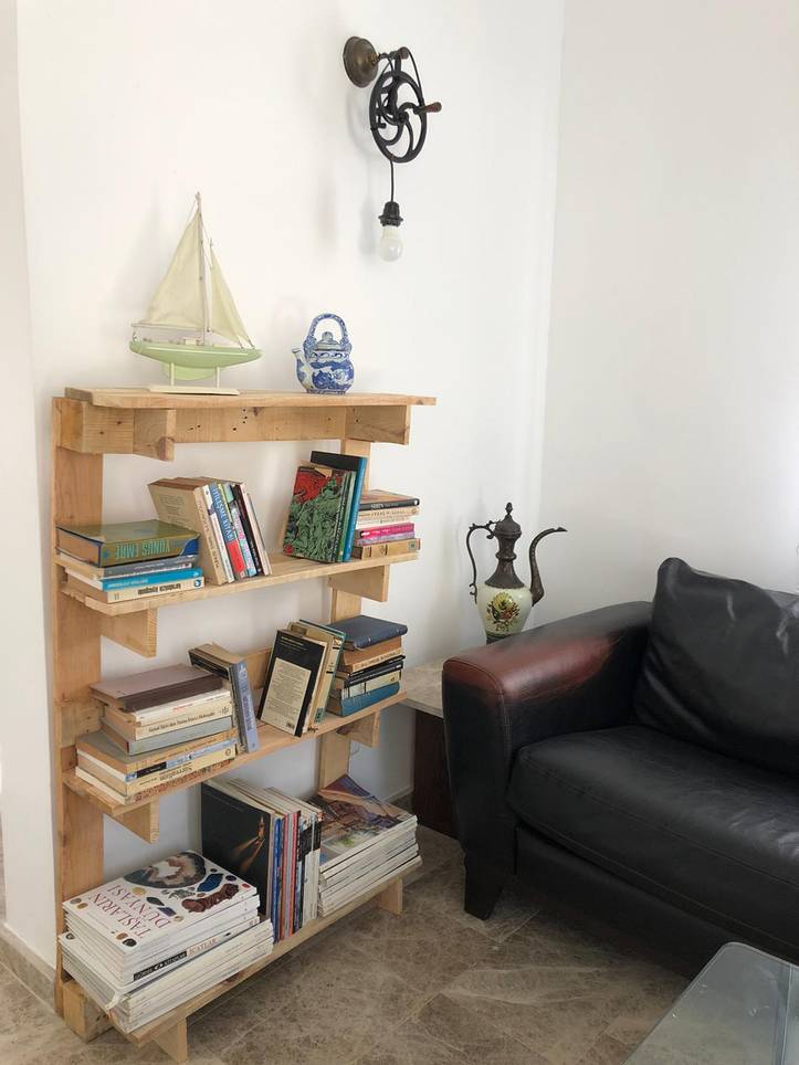 Pallet bookshelf shop