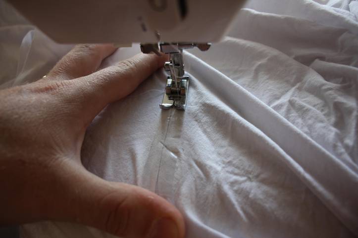 cucire lenzuolo con angoli in due modi diversi - tutorial di