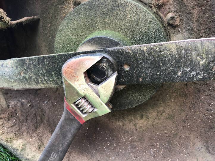 John deere lawn hotsell mower blade removal