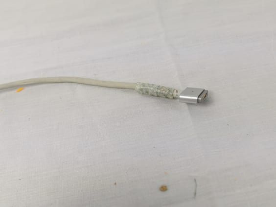 Üstünü de dilediğiniz renkte süslü bir bantla kaplayın. 