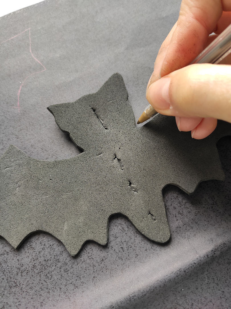 Yarasa şekillerini çizmeye başlayın 