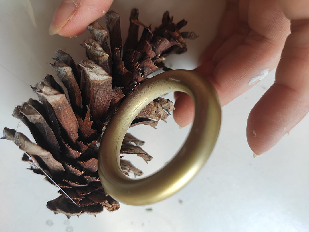 Çam kozalağını peçete halkasına takın