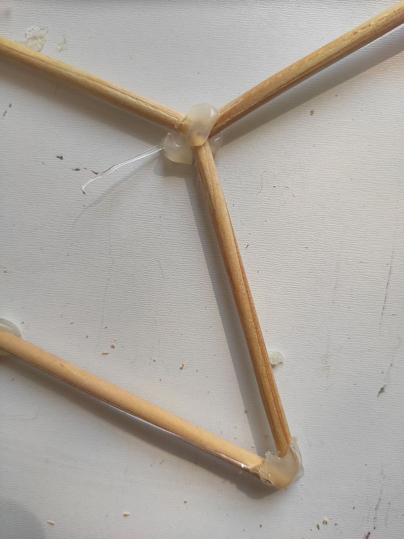 Çubukların kesiştikleri noktaları yapışırın