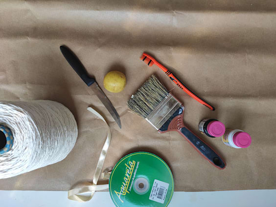 Kraft hediye paketi için malzemeleri toplayın