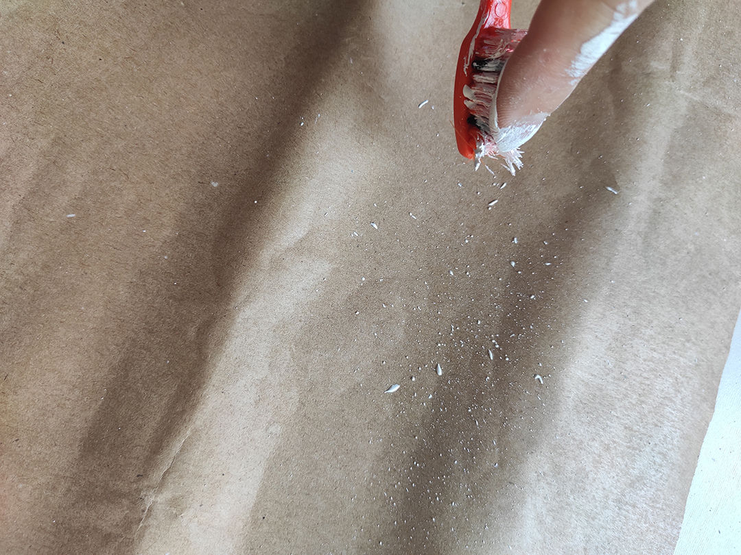 Boyayı ambalaj kağıdına serpin