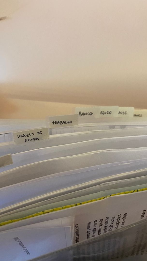 Etiketleri manuel etiketleyici ile klasörlere yerleştirin