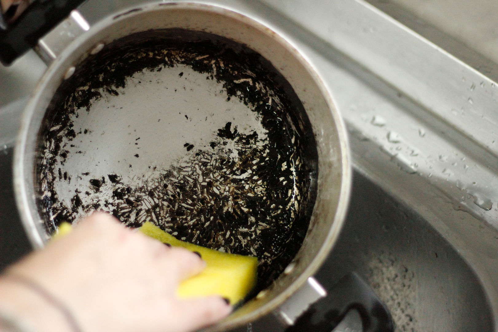 Cómo limpiar una olla quemada con refresco de cola y bicarbonato