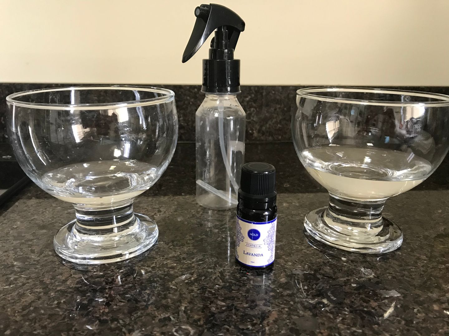 Cómo hacer un spray antiácaros usando aceites esenciales 