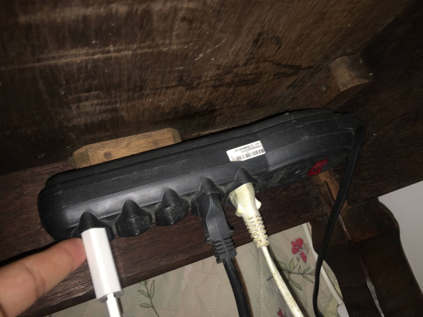 Comment cacher les câbles qui envahissent la maison ?