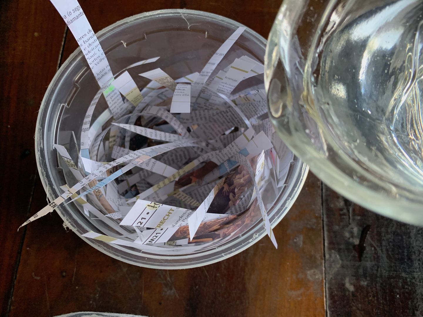 O papel reciclado feito pela pesquisadora secando ao ar livre