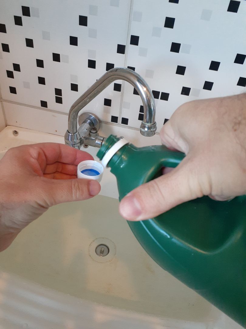 Adım 2: 100 ml çamaşır suyunu plastik bir leğende 10 litre suya karıştırın.