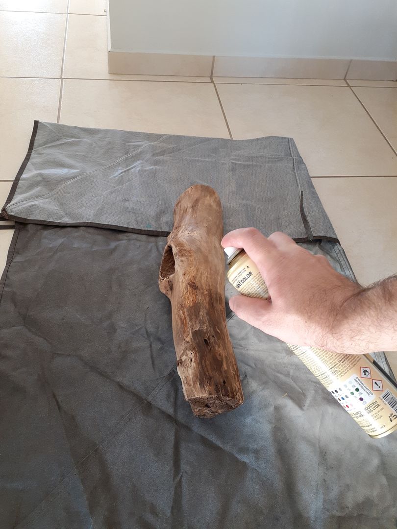 Adım 9: Dalgaların karaya attığı odunları üç kat sprey vernikle boyayın.