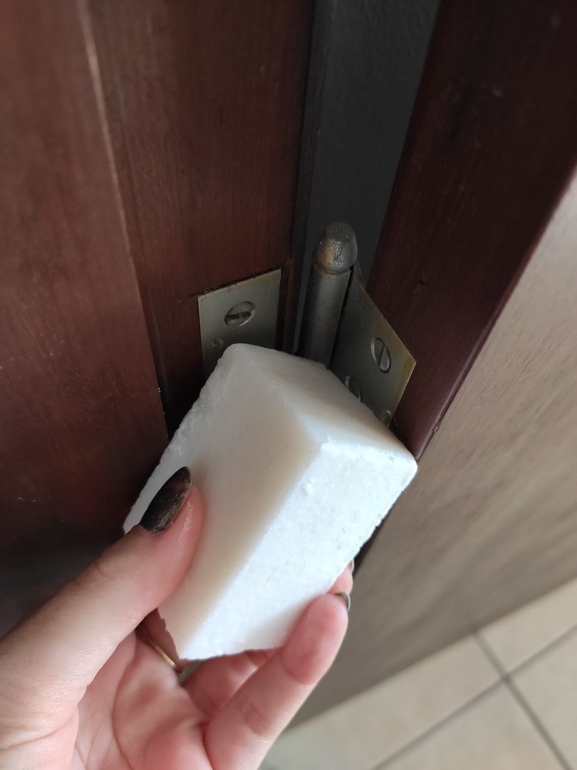 Seçenek 2: Gıcırdayan kapı menteşenize bir kalıp sabun sürmeyi deneyin