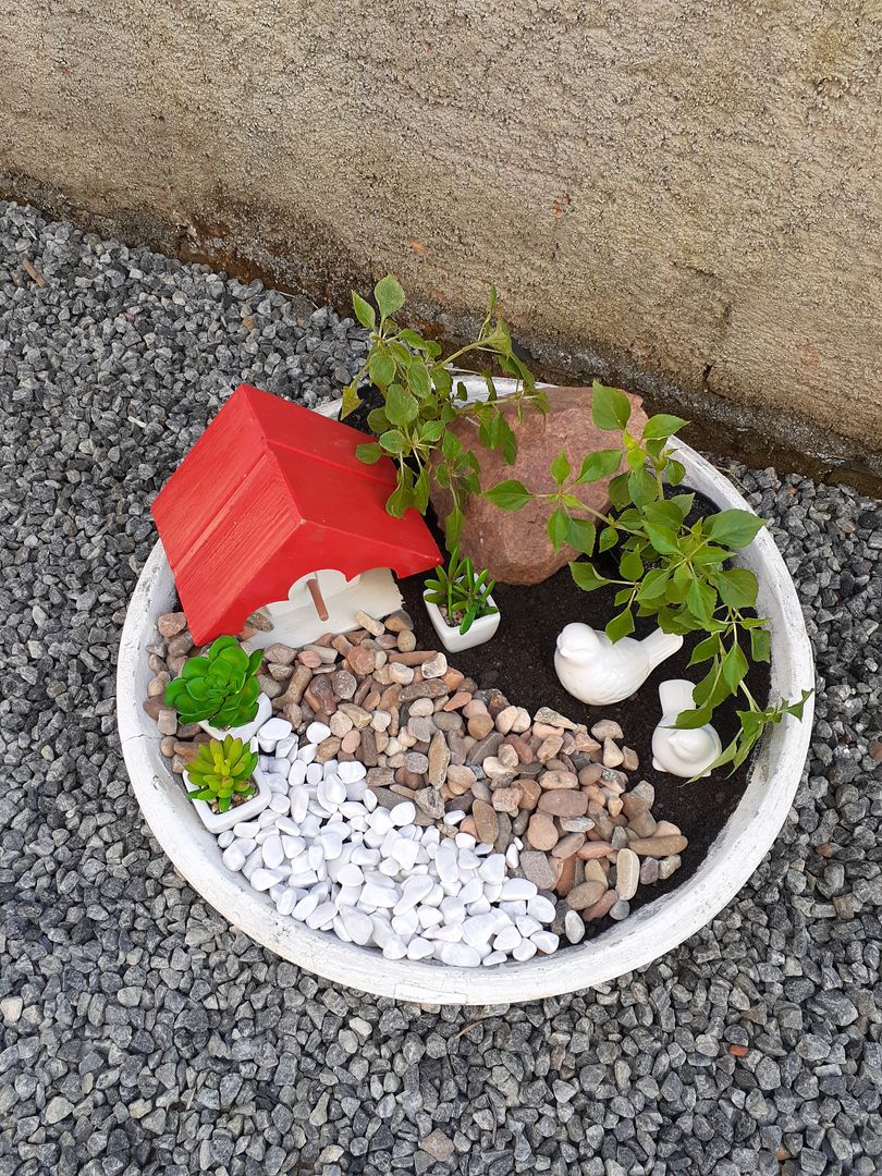 Ein Feengarten Im Freien Mit Kleinem Haus Und Pflanzen, Bilder Vom