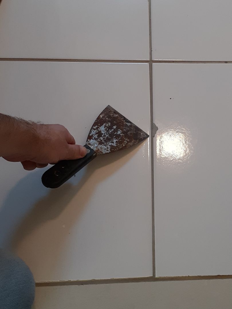 Il metodo facile e veloce per riparare le piastrelle di ceramica scheggiate  con colla e bicarbonato 