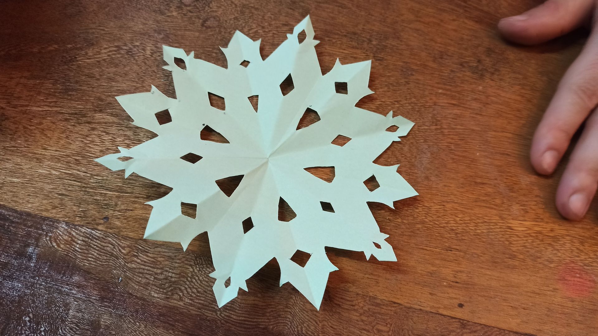 Manualidades Con Papel Navidad  Copos de nieve de papel, Hacer copos de  nieve de papel, Copos de nieve